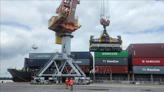 Cán cân thương mại đảo chiều, Việt Nam nhập siêu gần 3 tỷ USD