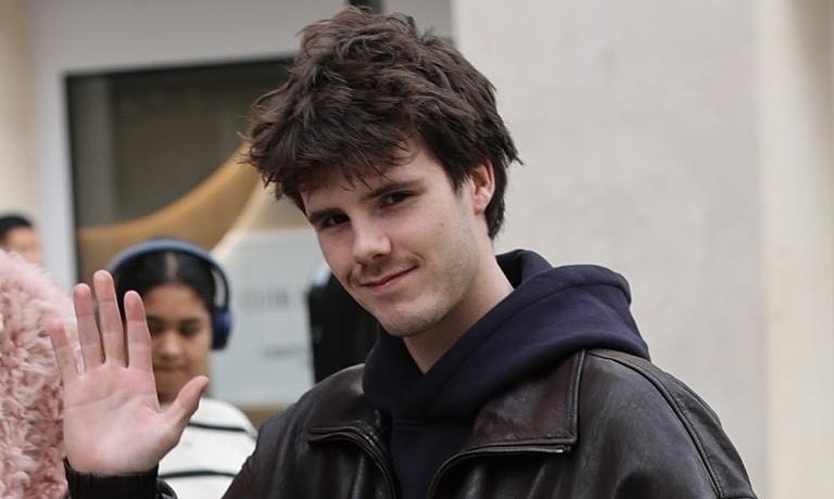 Em trai mong làm hòa với Brooklyn Beckham