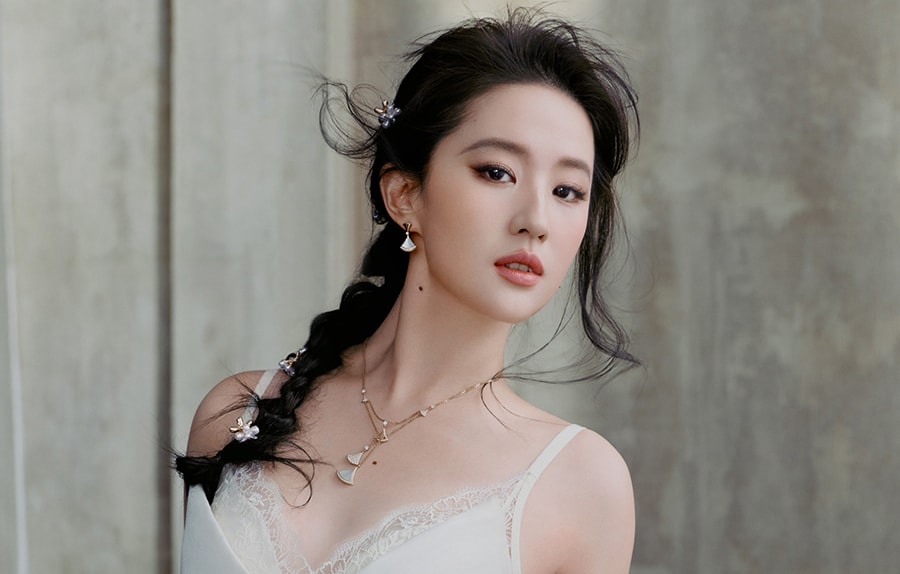 Lưu Diệc Phi lăng xê nội y đơn sắc