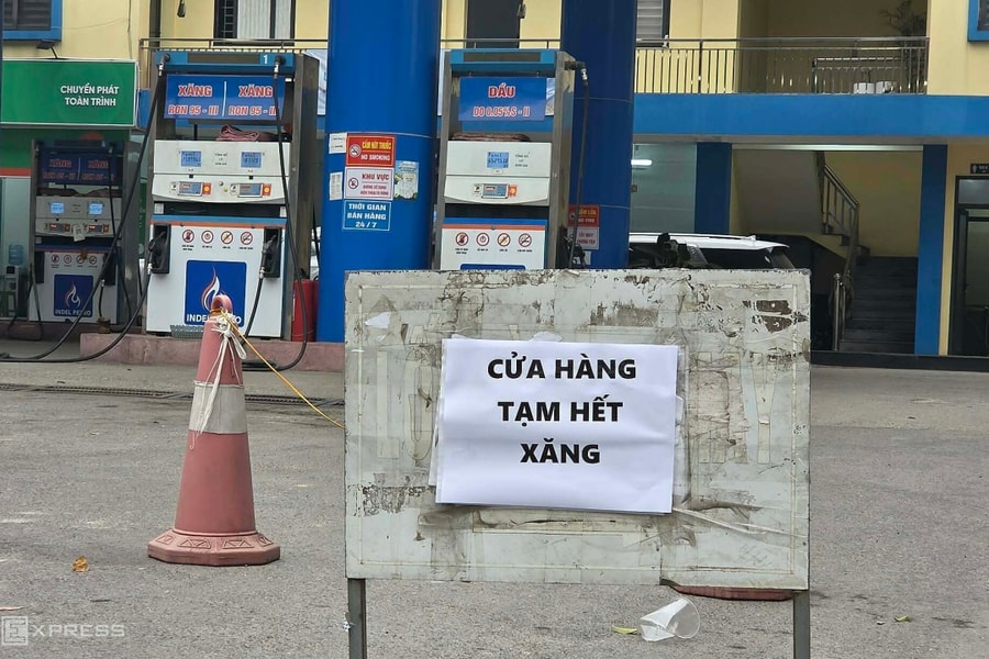 Cây xăng bán nhỏ giọt, treo biển hết hàng