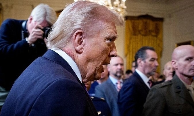 Chuyên gia da liễu lý giải vết mẩn đỏ trên cổ ông Trump