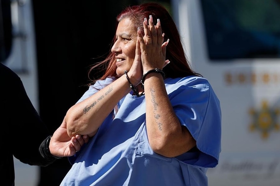 'Nữ hoàng' băng đảng California tươi cười khi bị bắt