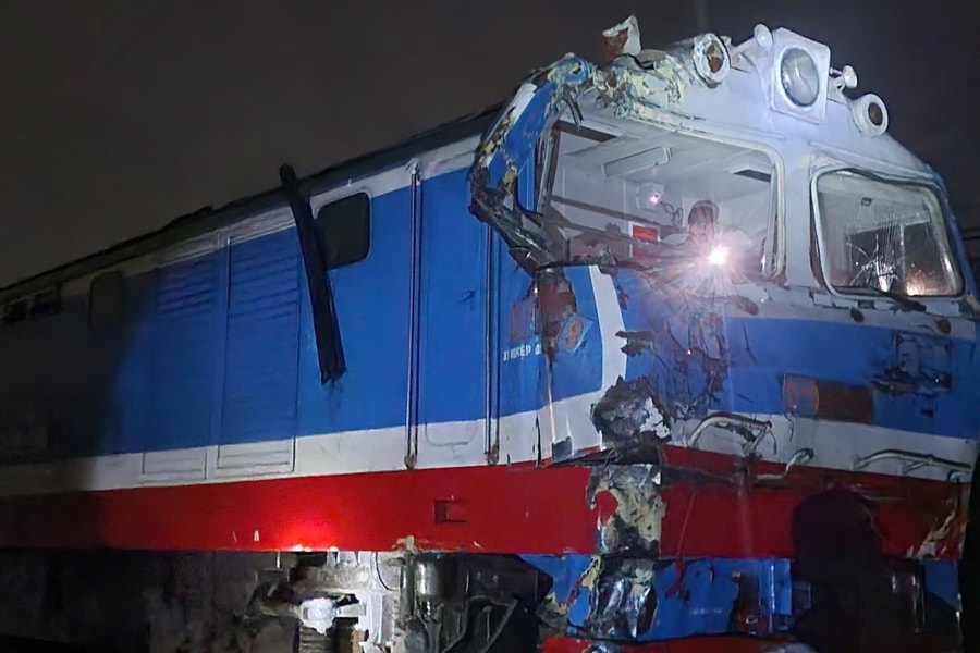 Ôtô đầu kéo mắc kẹt trên đường ray, bị tàu hỏa tông vỡ đôi