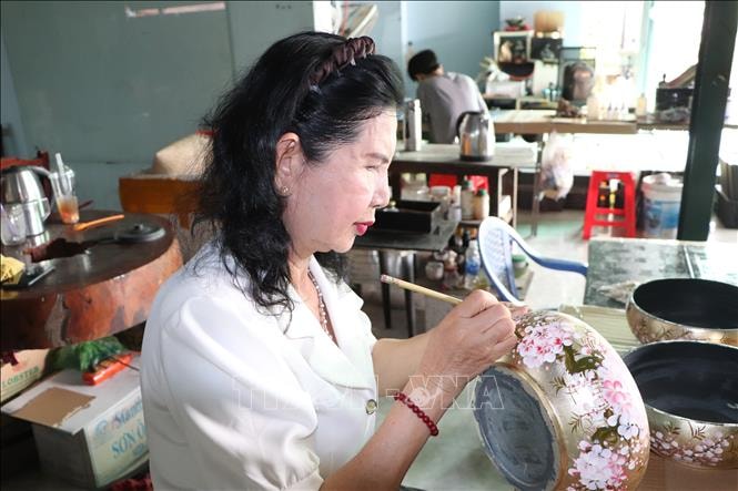 Nghệ nhân nữ bền bỉ giữ nét mực sơn mài