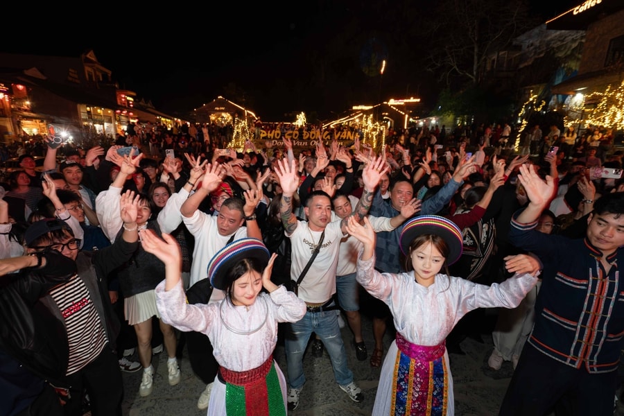 Hàng nghìn khách nhảy múa mỗi đêm ở phố cổ Đồng Văn