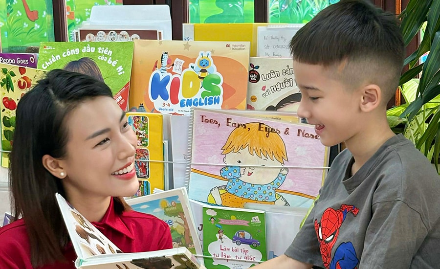 Á hậu Hoàng Oanh đọc sách cùng con trai