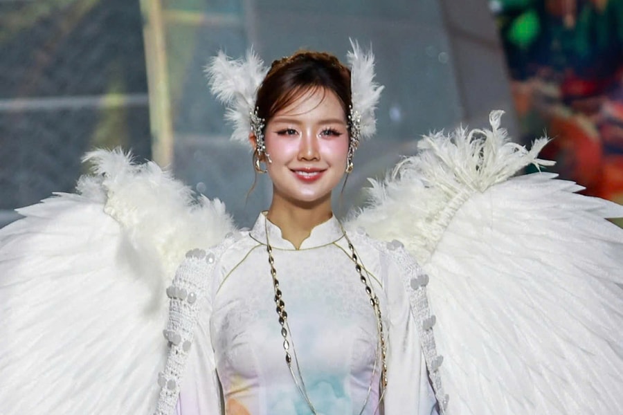 Dàn hoa hậu diễn áo dài trên phố đi bộ Nguyễn Huệ