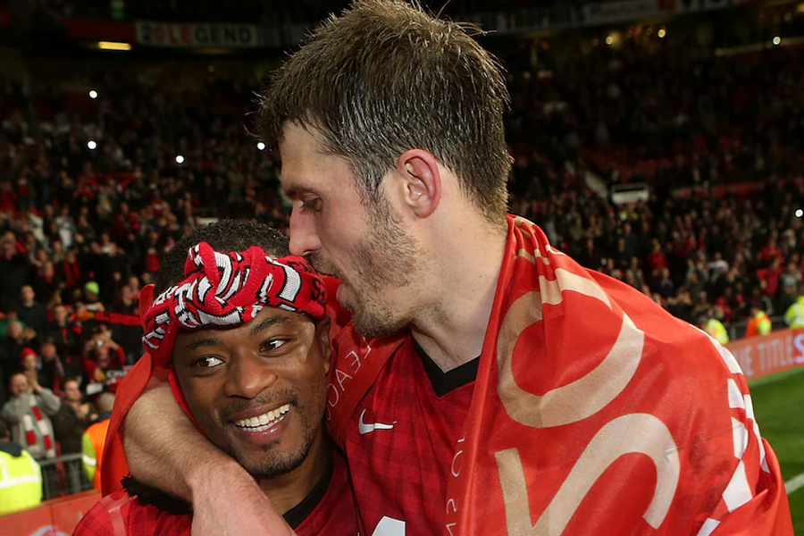 Evra chỉ trích ba huyền thoại Man Utd cố hủy hoại sự nghiệp Carrick
