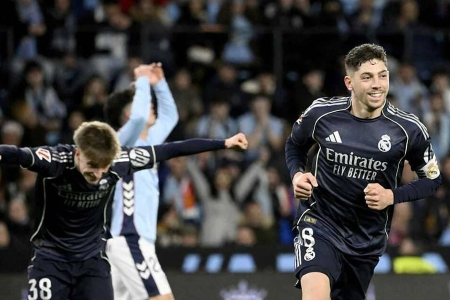 Real áp sát Barca bằng bàn thắng phút bù giờ