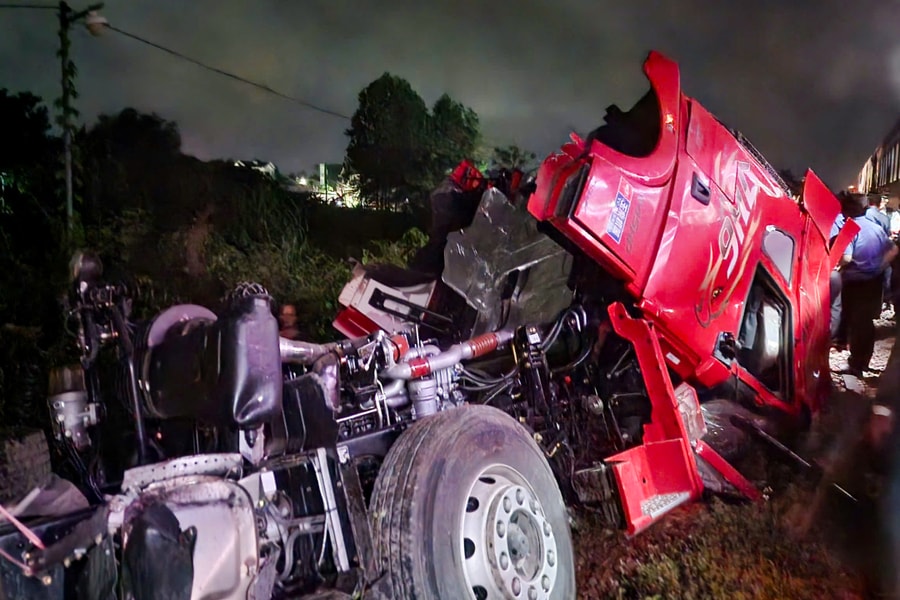 Hiện trường vụ tàu hoả tông ôtô đầu kéo vỡ đôi ở Quảng Ngãi