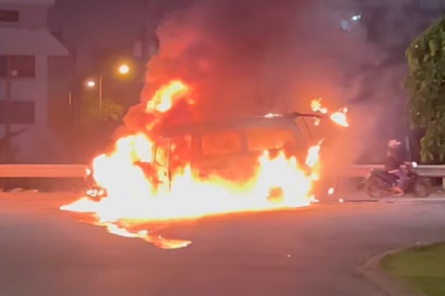 Ôtô cháy ngùn ngụt trước khu dân cư ở TP HCM