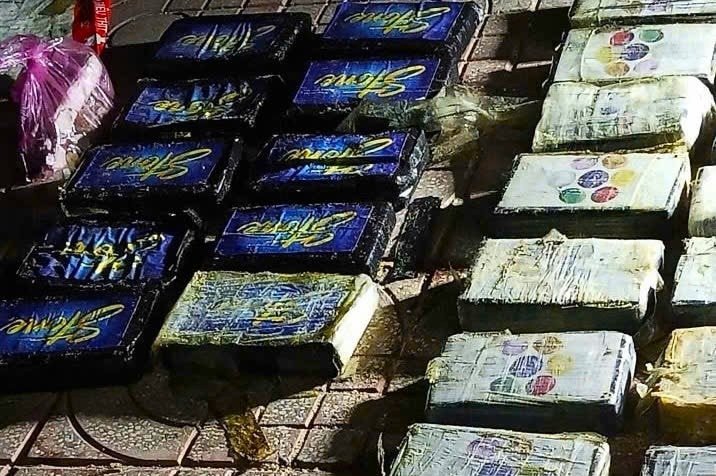 Túi nghi ma túy nặng 24 kg trôi dạt vào biển Kê Gà
