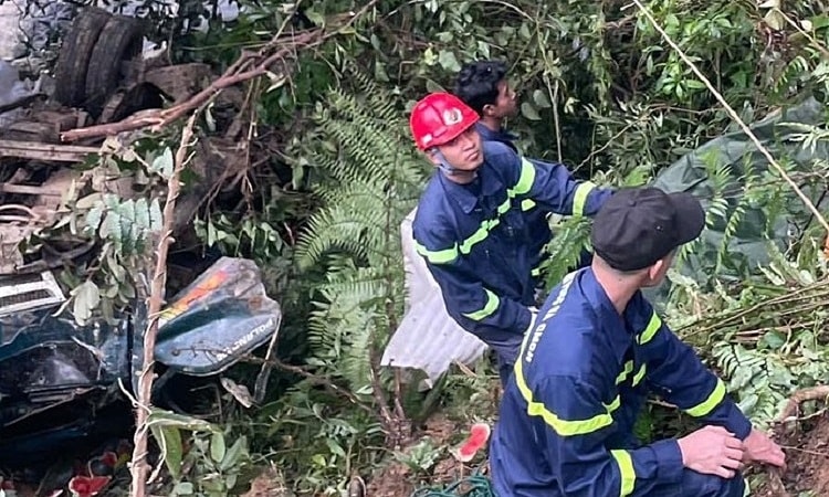 Ôtô chở 3 người lao xuống vực sâu 200 m