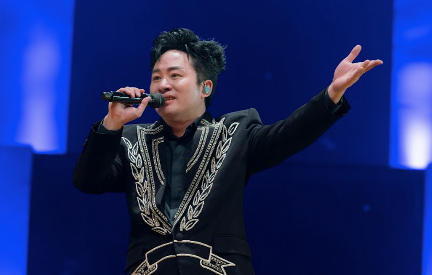 Tùng Dương đu dây, hát nhạc remix 'quẩy' cùng hàng nghìn khán giả