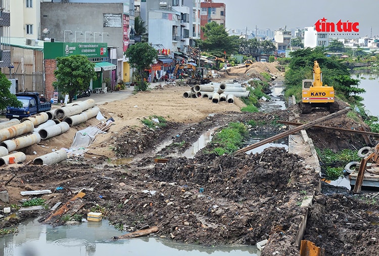 Công trường kênh Tham Lương-Bến Cát-rạch Nước Lên ngổn ngang, vắng bóng công nhân