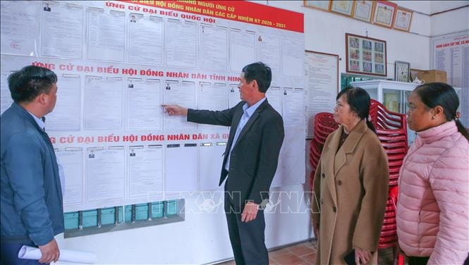 Bảo đảm lựa chọn nhân sự đủ phẩm chất, năng lực tham gia tổ chức bầu cử