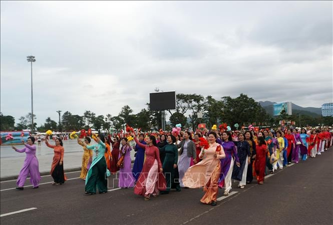 Hơn 500 hội viên phụ nữ đồng diễn, diễu hành áo dài