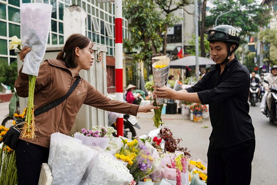 Gánh nặng mang tên 'quà 8/3' của đàn ông Việt