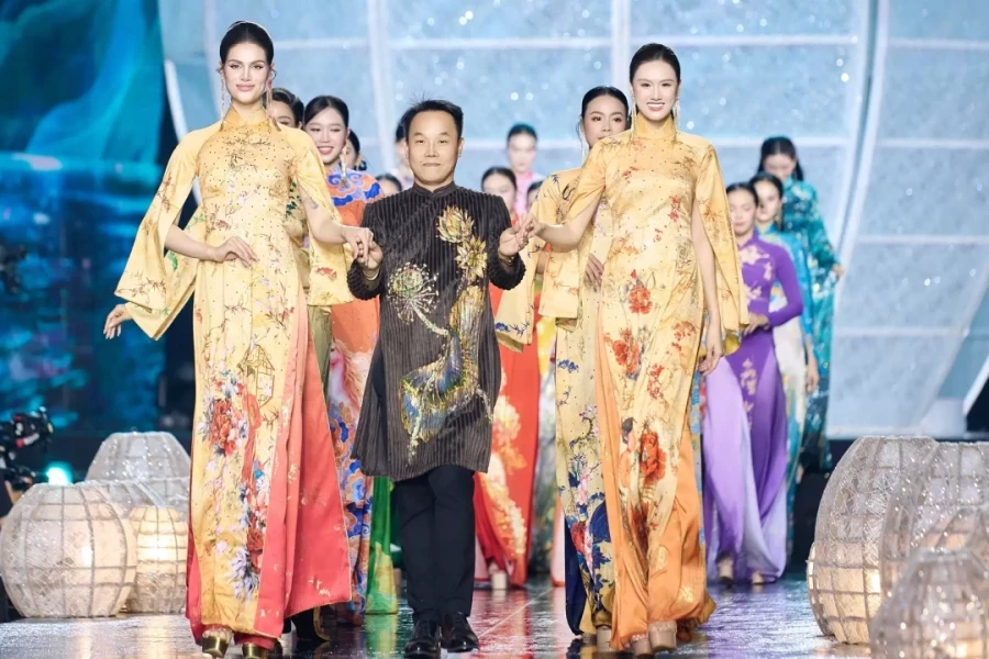 Các nhà thiết kế catwalk cùng hoa hậu, á hậu