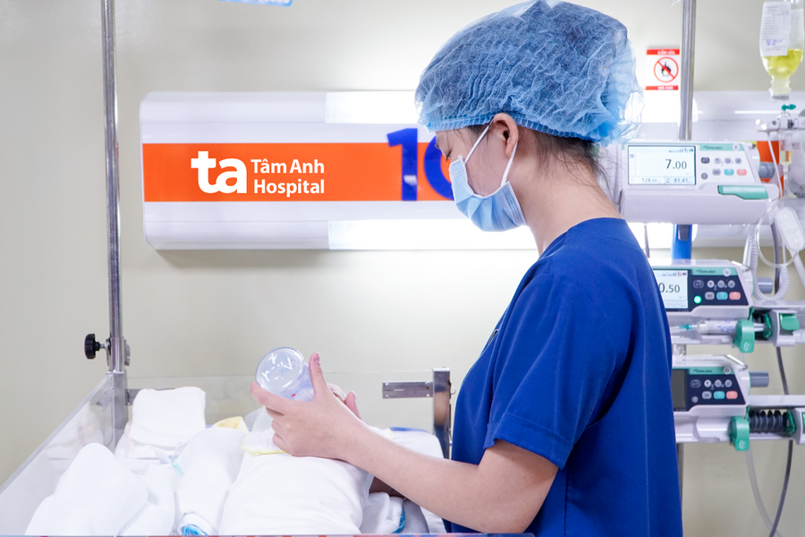 Khi nào cần thay núm bình sữa cho trẻ?