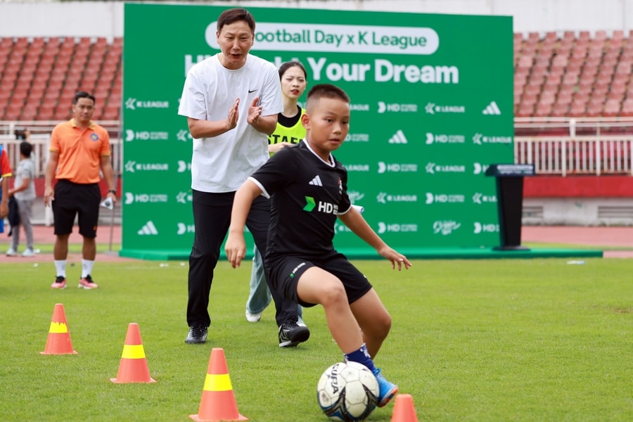 HLV Kim Sang-sik truyền cảm hứng cho cầu thủ nhí ở TP HCM