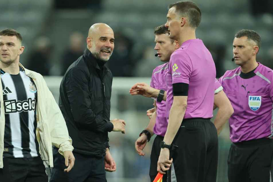 Guardiola mỉa mai về việc nhận thẻ vàng ở Cup FA