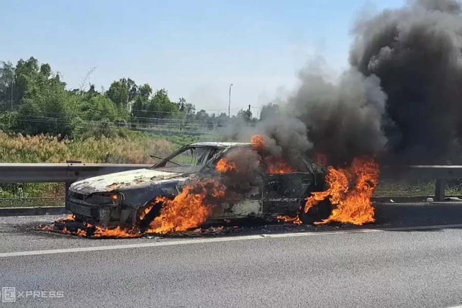 Ôtô bị cháy, đòi bảo hành hay bảo hiểm bồi thường?