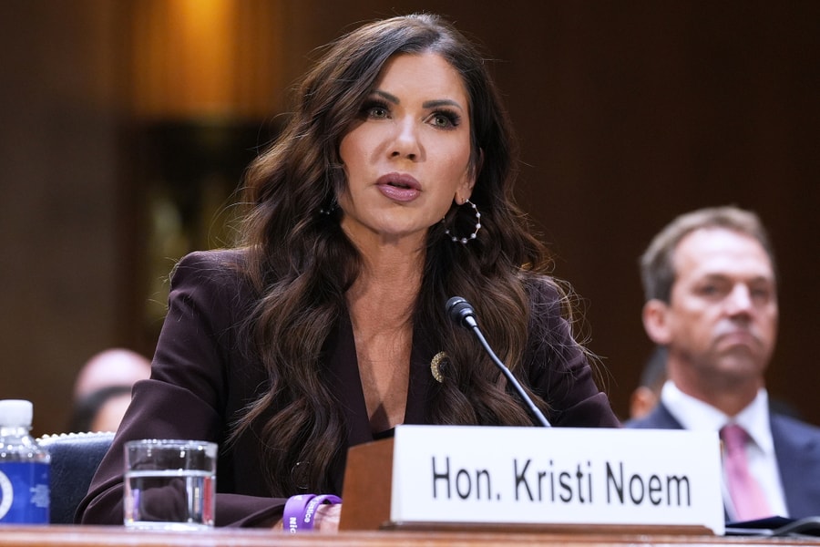 'Giọt nước tràn ly' khiến Bộ trưởng An ninh Nội địa Mỹ mất chức