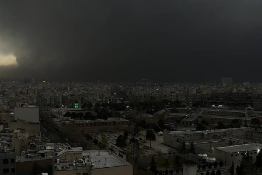 'Mưa đen' trút xuống Tehran sau khi Israel tập kích cơ sở dầu mỏ