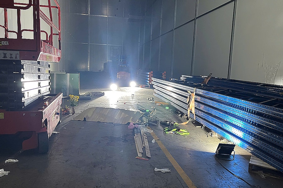 Sập kho ở KCN Sóng Thần, 4 thợ gặp nạn