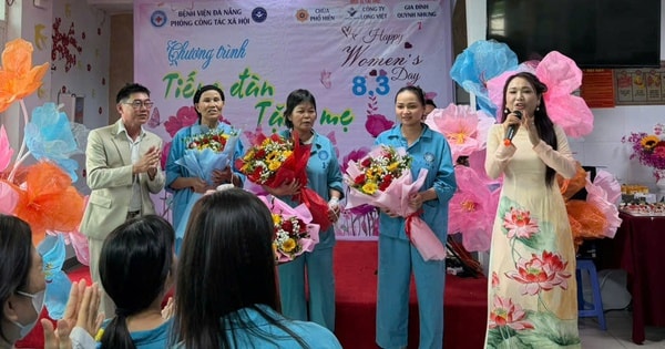 Rộn tiếng đàn mừng Ngày Quốc tế phụ nữ với những "bông hồng thép" ở khoa Ung bướu