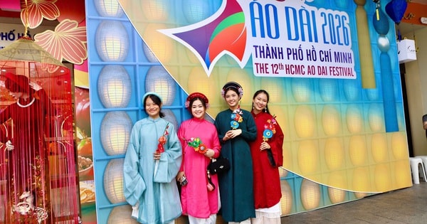 Du khách thích thú khi được mặc áo dài miễn phí tại TPHCM