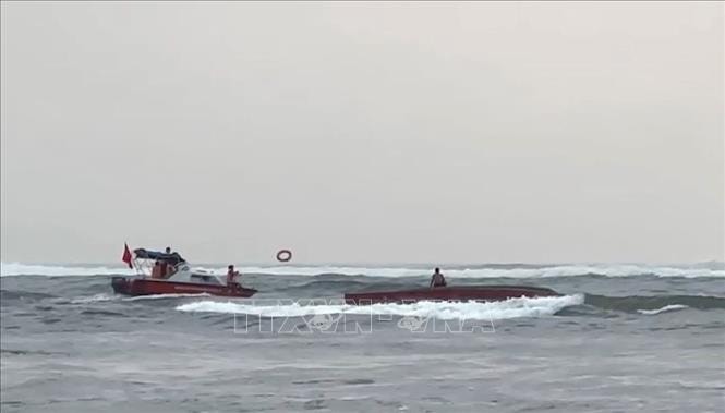Cứu nạn thành công 5 ngư dân trên tàu cá bị lật