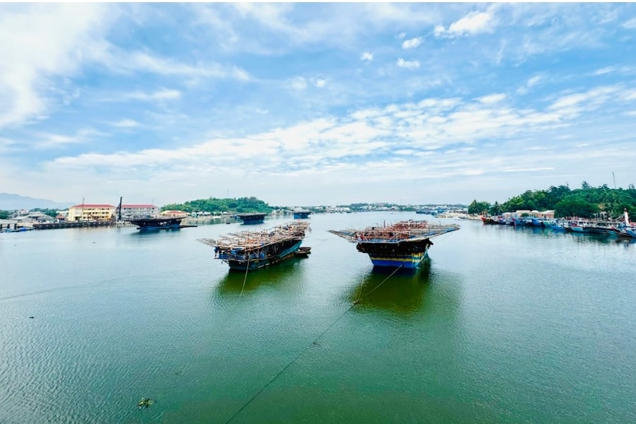 2 tàu cá Quảng Ngãi chở 70 ngư dân hỏng máy, cầu cứu hỗ trợ trên biển