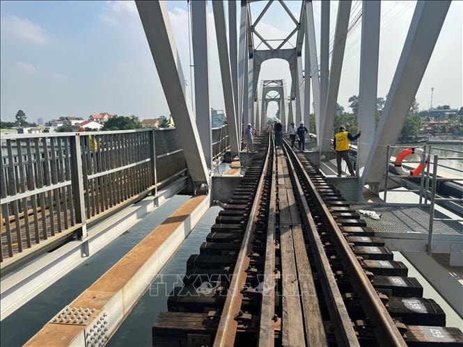 Ngành đường sắt dự kiến thiệt hại khoảng 140 tỷ đồng từ vụ sà lan va cầu Ghềnh