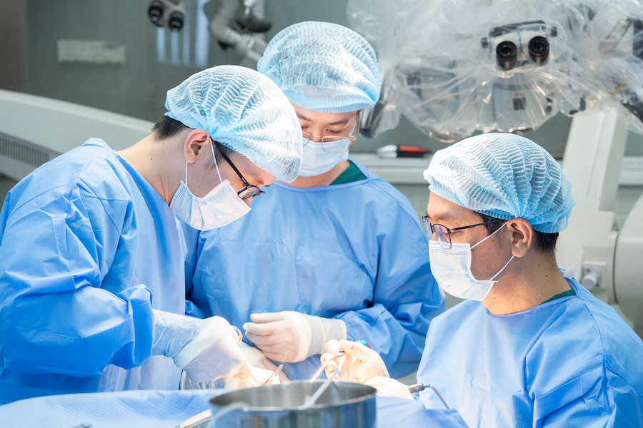 Cô gái 20 tuổi thoát liệt sau 24 giờ mổ não