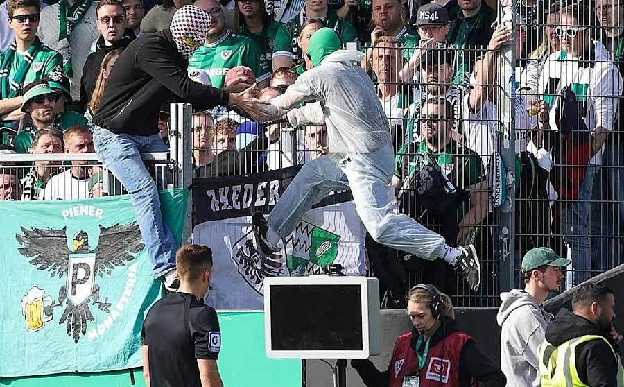 Khán giả rút phích cắm màn hình VAR