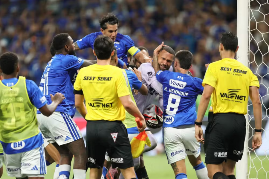 Hỗn chiến dẫn tới 23 thẻ đỏ ở Brazil