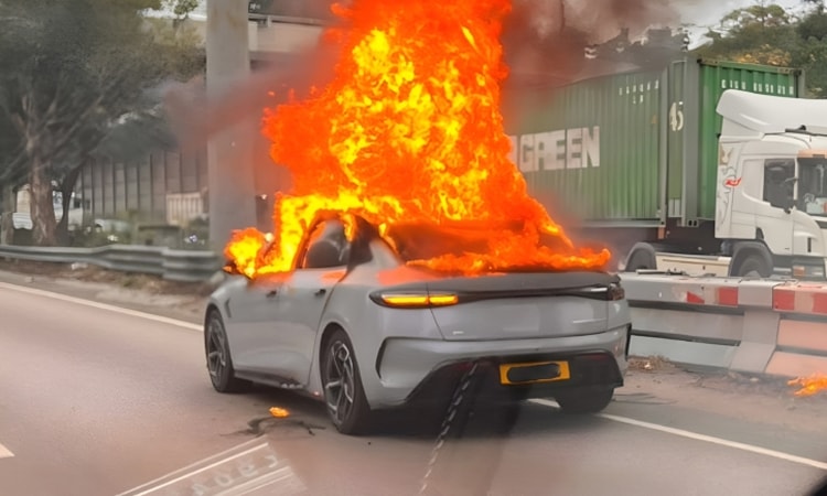 Ôtô bốc cháy vì cục sạc dự phòng