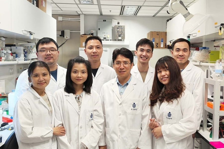 Thầy trò Việt giải mã 'bí ẩn' sinh học 20 năm trên Nature