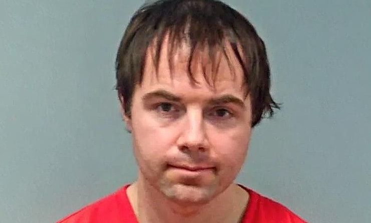 Bắt chước cách người mẹ gõ cửa để tấn công tình dục bé gái trong toilet