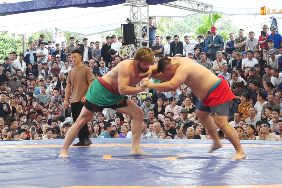 'Thần sấm' Zakhar cân tài đô vật Việt Nam, chia đôi giải thưởng 3.500 USD
