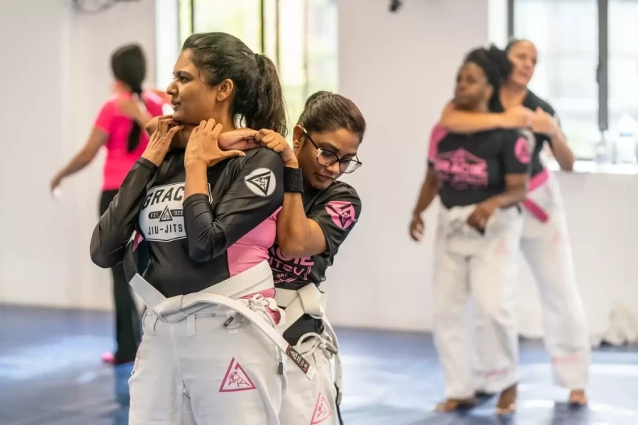 Phụ nữ Nam Phi học võ, bắn súng để sinh tồn