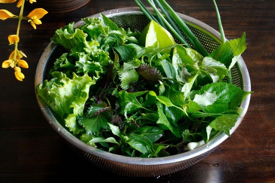 Ngâm rau trong nước muối sạch hơn không?