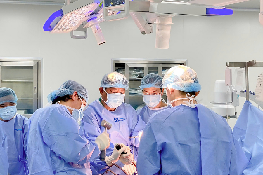 Thay khớp cho cụ ông phình động mạch chủ