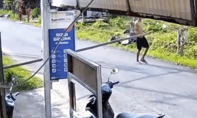 Thanh niên kéo cây tre ngang đường làm ngã người đi xe máy