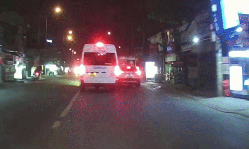 Xe con bị kẹp vì thói bon chen vượt ẩu