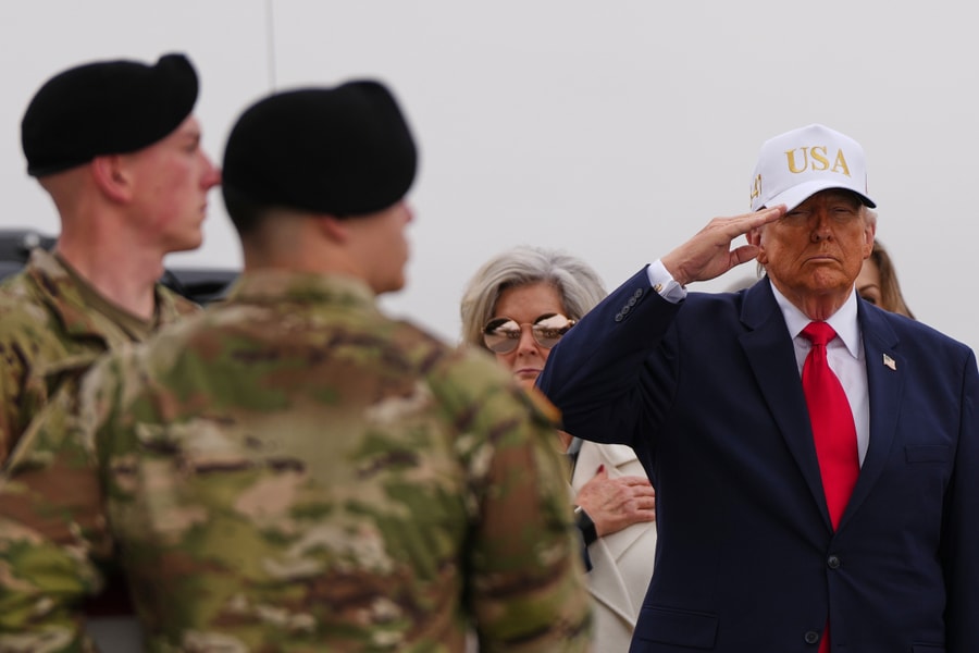 Ông Trump bị chỉ trích vì đội mũ trong lễ đón thi hài lính Mỹ