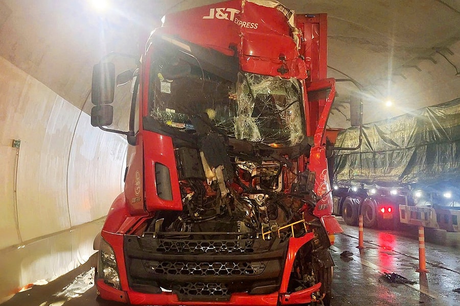 Ba ôtô tông liên hoàn trong hầm Đèo Bụt