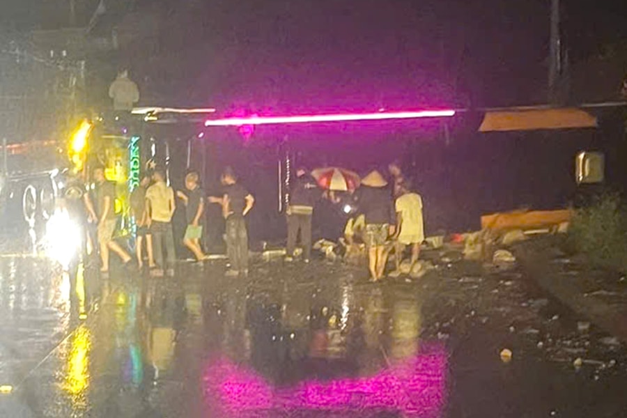 Ôtô chở 10 người lật trên quốc lộ